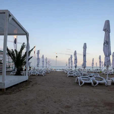 Blue Moon Apart Mamaia