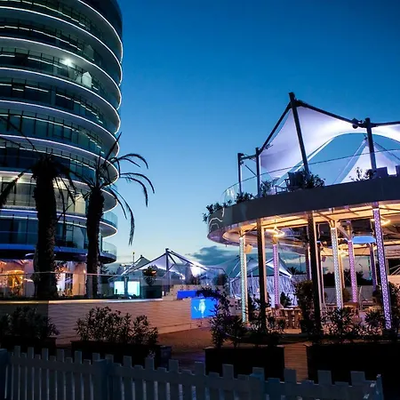 Blue Moon Apart * Mamaia