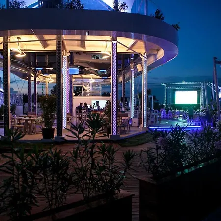 Blue Moon Apart Mamaia