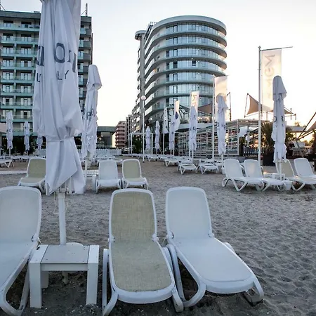 Blue Moon Apart Mamaia
