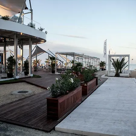 Blue Moon Apart Mamaia