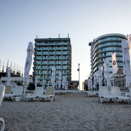 Blue Moon Apart * Mamaia